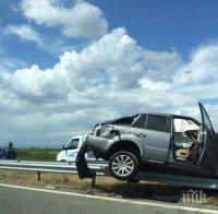 Първо в ПИК! Скъп джип се заби в мантинелата на магистрала 