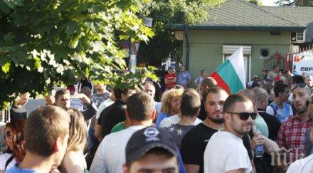 горещо пик нов ужас орландовци бежанци завземат квартала посягат момичета зрее напрежение паника