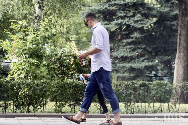 Супер фото бомба в ПИК! Бербатов засечен в сърцето на София! Вижте как се забавлява с дъщеря си най-актуалната ни футболна звезда! (уникални снимки)