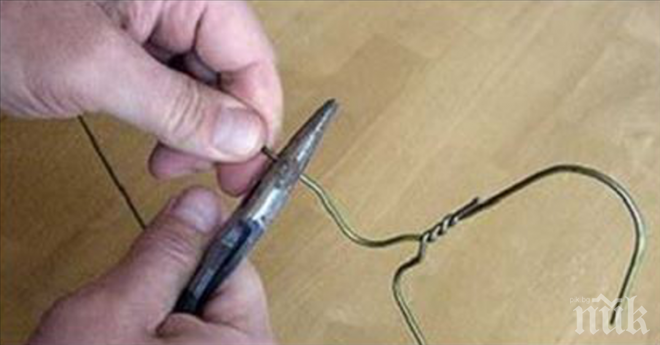 Тя взима закачалка направена от тел и я превръща в нещо, което ще ти бъде много полезно!