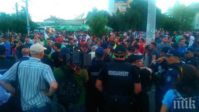 100 протестиращи се събраха в Орландовци, протестът започва в 20 часа 