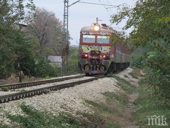 Заседналият в тунела влак се движи със 140 минути закъснение