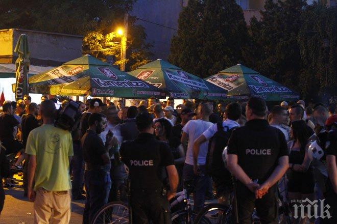 Орландовци няма да спи спокойно: Протестът продължава утре, говорители държат речи и надъхват тълпата (снимки) Орландовци няма да спи спокойно: Протестът продължава утре, говорители държат речи и надъхват тълпата (снимки)