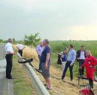 Кметът на Бургас спаси змия от замърсените с бензин води