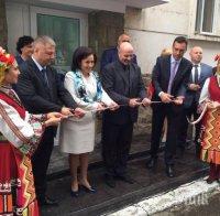 Бойко Борисов изгледа как режат лентата на ИАРА в Бургас