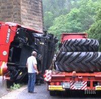 Комбайн падна от камион, образува се тапа край Стара Загора