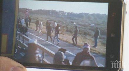 нов проблем стотици бежанци щурмуват наши камиони преминат границата