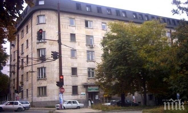 Суперскандал! Лекарят, пуснал фотоси във Фейсбук от операция на родилка, е уволнен. Социалната мрежа кипи (снимка 18+)