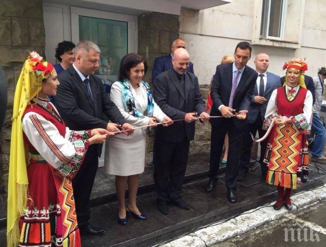 Бойко Борисов изгледа как режат лентата на ИАРА в Бургас