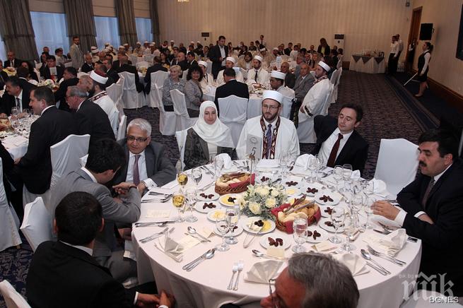 Днес започва свещеният за мюсюлманите Рамазан, богатите дават вечери