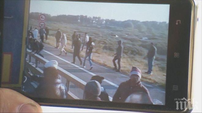 Нов проблем: Стотици бежанци щурмуват наши камиони, за да преминат границата