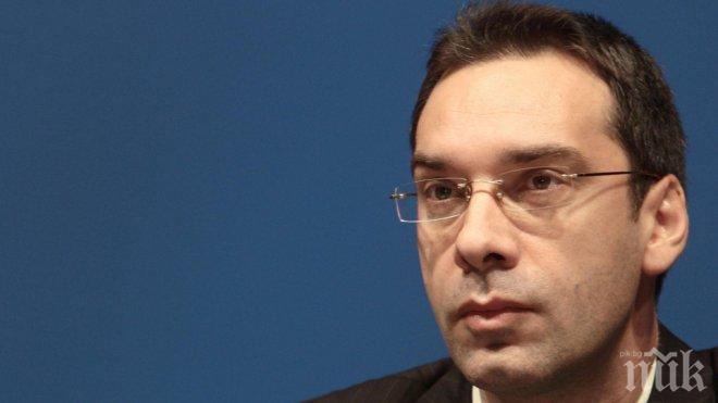 Правят бент на р. Чакърлийска, за да спрат изтичането на нефтения разлив към езерото Вая