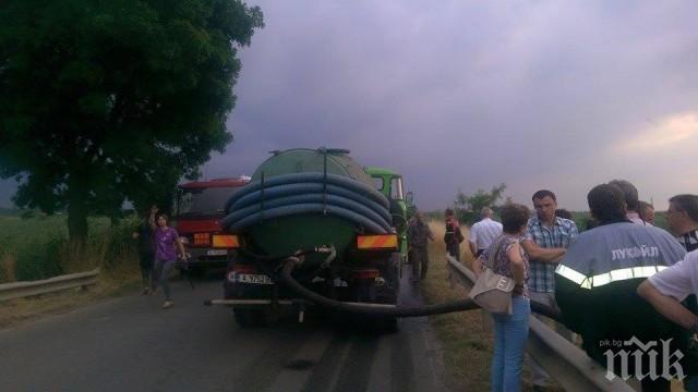 Продължава борбата с разлива на бензин край Бургас 