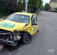 ЕКСКЛУЗИВНО! Адско меле в Пловдив! Джип и такси се помляха, пътник е в тежко състояние след свирепата катастрофа