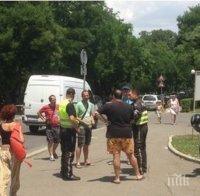 Екшън в Морската градина в Бургас! Полиция блокира десетки автомобили (снимки)