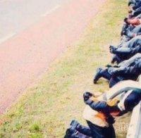 Мотористи се снимат на опасните мантинели в знак на протест