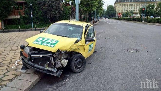 ЕКСКЛУЗИВНО! Адско меле в Пловдив! Джип и такси се помляха, пътник е в тежко състояние след свирепата катастрофа