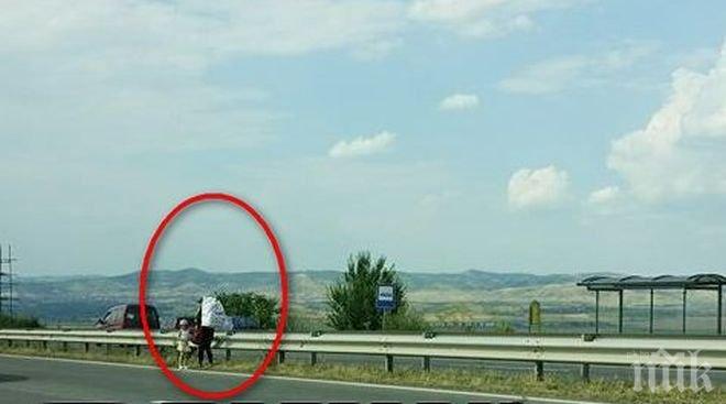 Безумие! Безразсъдна майка поведе детето си между колите насред магистралата (снимки)