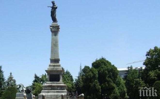 Румънски живи статуи изнасят спектакъл в Русе