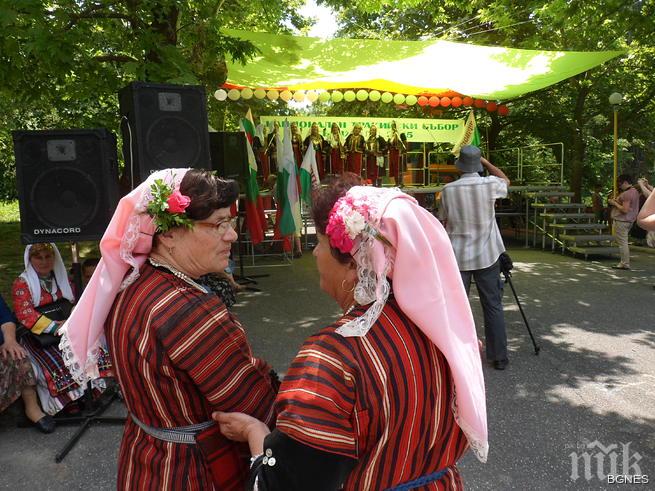 Автентичен фолклор огласи Кърджали 