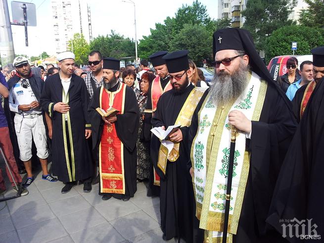 ПИК TV: Християни и мюсюлмани се включиха в литийно шествие във Варна