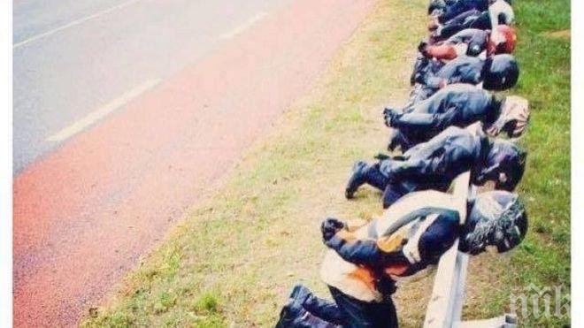 Мотористи се снимат на опасните мантинели в знак на протест