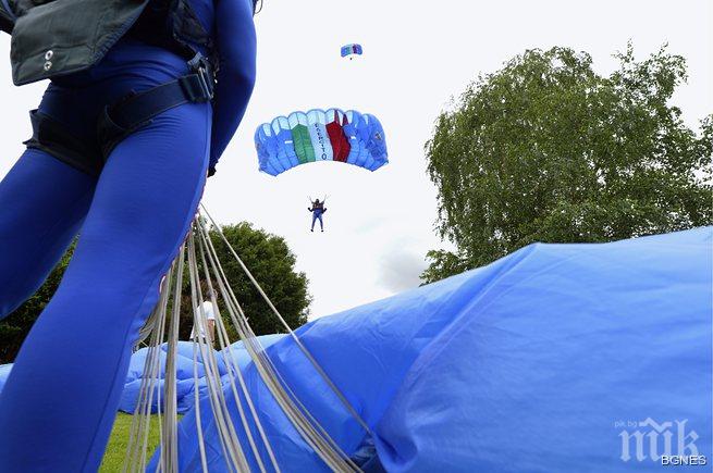 Британски парашутист спаси свой колега по време на скокове