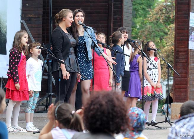 Млади певци огласиха Борисовата градина с български евъргрийни