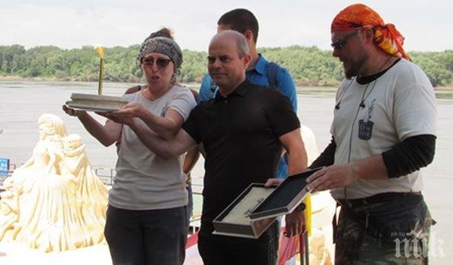 Пясъчна торта и ключ за Алея Холивуд получи кметът на Русе