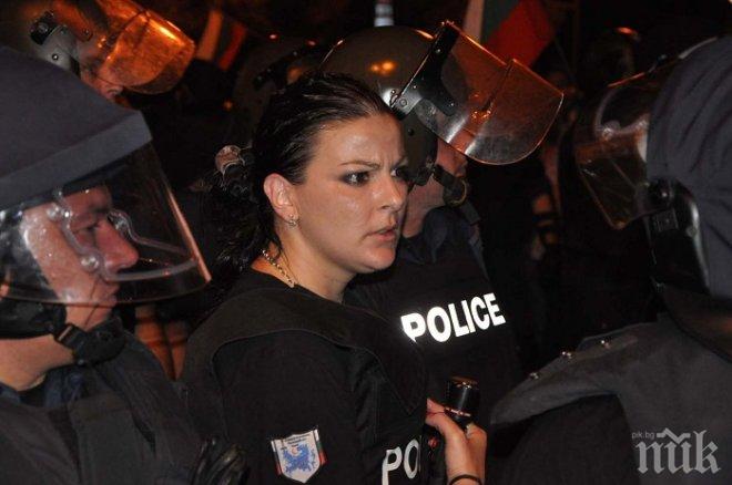 Подкрепа във Фейсбук за полицай Анна Витанова. Искат я за вътрешен министър