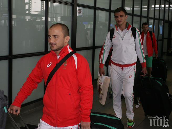 Борците ни се прибраха в България в лошо настроение