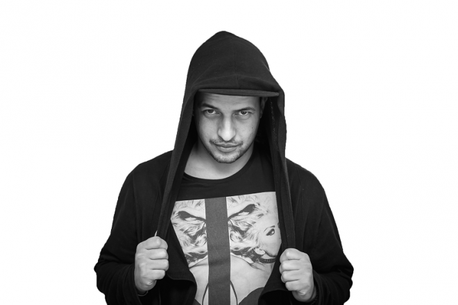 Андреа на опашка за диджей №1