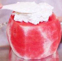 Тази торта изглежда вкусно. Тя е страхотна за лятото, защото е направена от диня