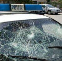 Ужас на пътя! Лек автомобил се натресе в патрулка край Кюстендил, двама катаджии са в спешното