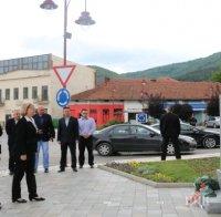 Цецка Цачева поднесе цветя на паметника на Васил Левски в Димитровград