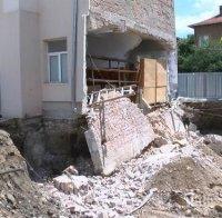 Падна и стената на втория етаж на Природо-математическата гимназия в Казанлък, разрушени са две от класните стаи
