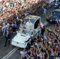 Папа Франциск е на поклонение на Торинската плащеница