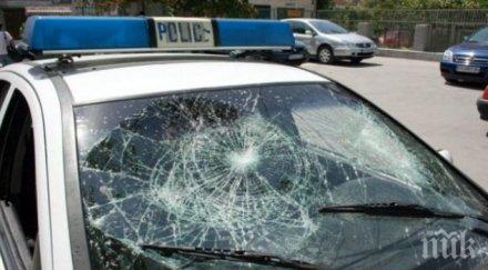 ужас пътя лек автомобил натресе патрулка кюстендил двама катаджии спешното