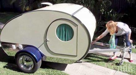 изглежда малка незначителна жената дръпна дръжката караваната всичко промени