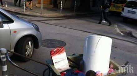 безобразие центъра софия дете спи количка боклуци докато родителите пият бирата