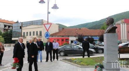 цецка цачева поднесе цветя паметника васил левски димитровград