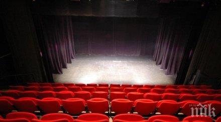 скандал директор софийски театър работи тайно румъния