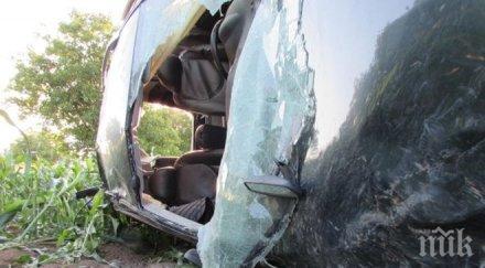 умилително кадър полицай гушка годишно момиченце зловеща катастрофа обиколи света снимка