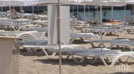 туристи изтръгват чадъри плажа несебър