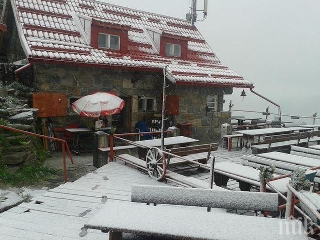 Аномалия! Сняг валя на Ястребец в първия ден на лятото (снимки)