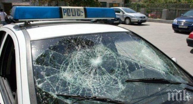 Ужас на пътя! Лек автомобил се натресе в патрулка край Кюстендил, двама катаджии са в спешното