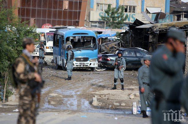 Талибаните зоват държавни служители да бягат при тях