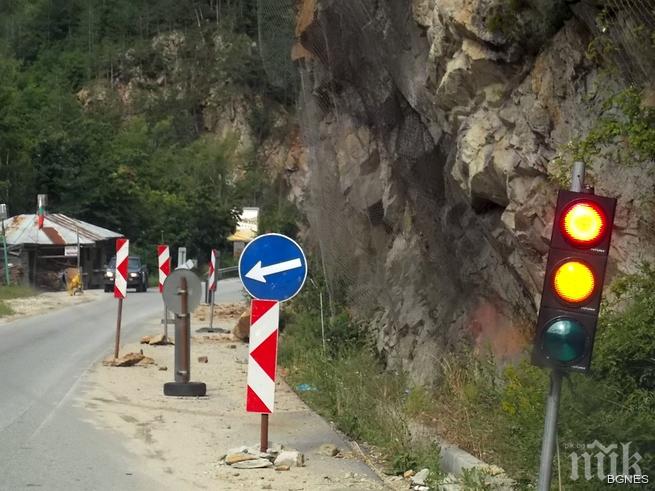 Пътят до Асеновата крепост остава затворен, продължава да се руши