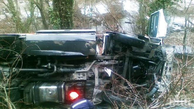 Извънредно! Цистерна изхвърча от пътя край Предел, движението е блокирано