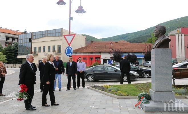 Цецка Цачева поднесе цветя на паметника на Васил Левски в Димитровград